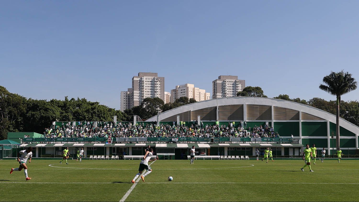 Atletas do Palmeiras se enfrentam em jogo-treino na Academia de Futebol