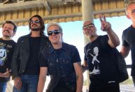 Jota Quest surpreende fãs com show em estação de metrô de São Paulo