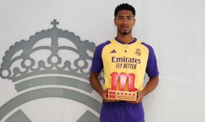 Bellingham com o prêmio Jogador Cinco Estrelas da temporada