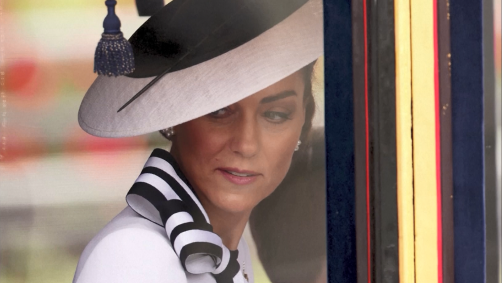 Imagens mostram Kate chegando em um carro com seu marido, o príncipe William, e seus três filhos para participar do “Trooping the Colour”,