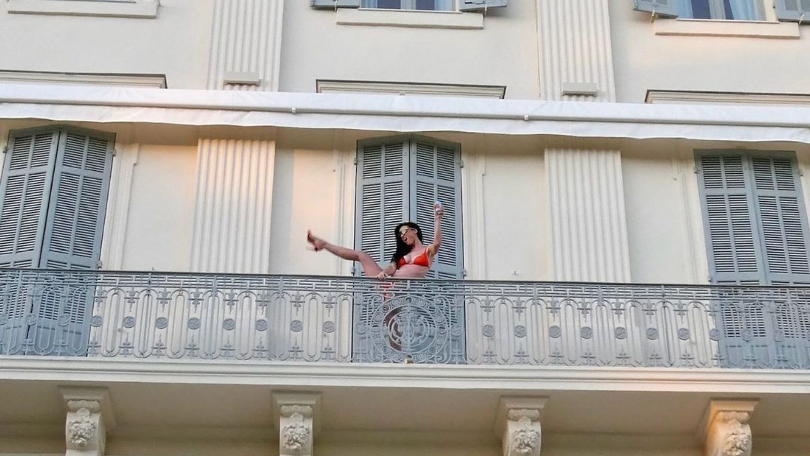 Katy Perry dança de biquíni e salto alto na varanda de hotel