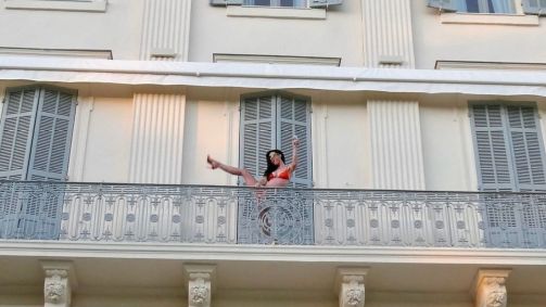 Katy Perry dança de biquíni e salto alto na varanda de hotel