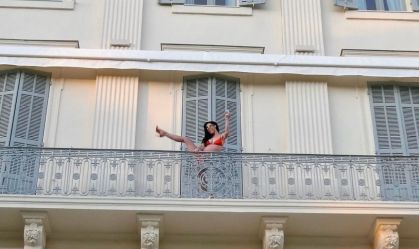 Katy Perry dança de biquíni e salto alto na varanda de hotel