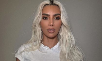 Com o pé quebrado, Kim Kardashian vai a evento de salto alto e patinete