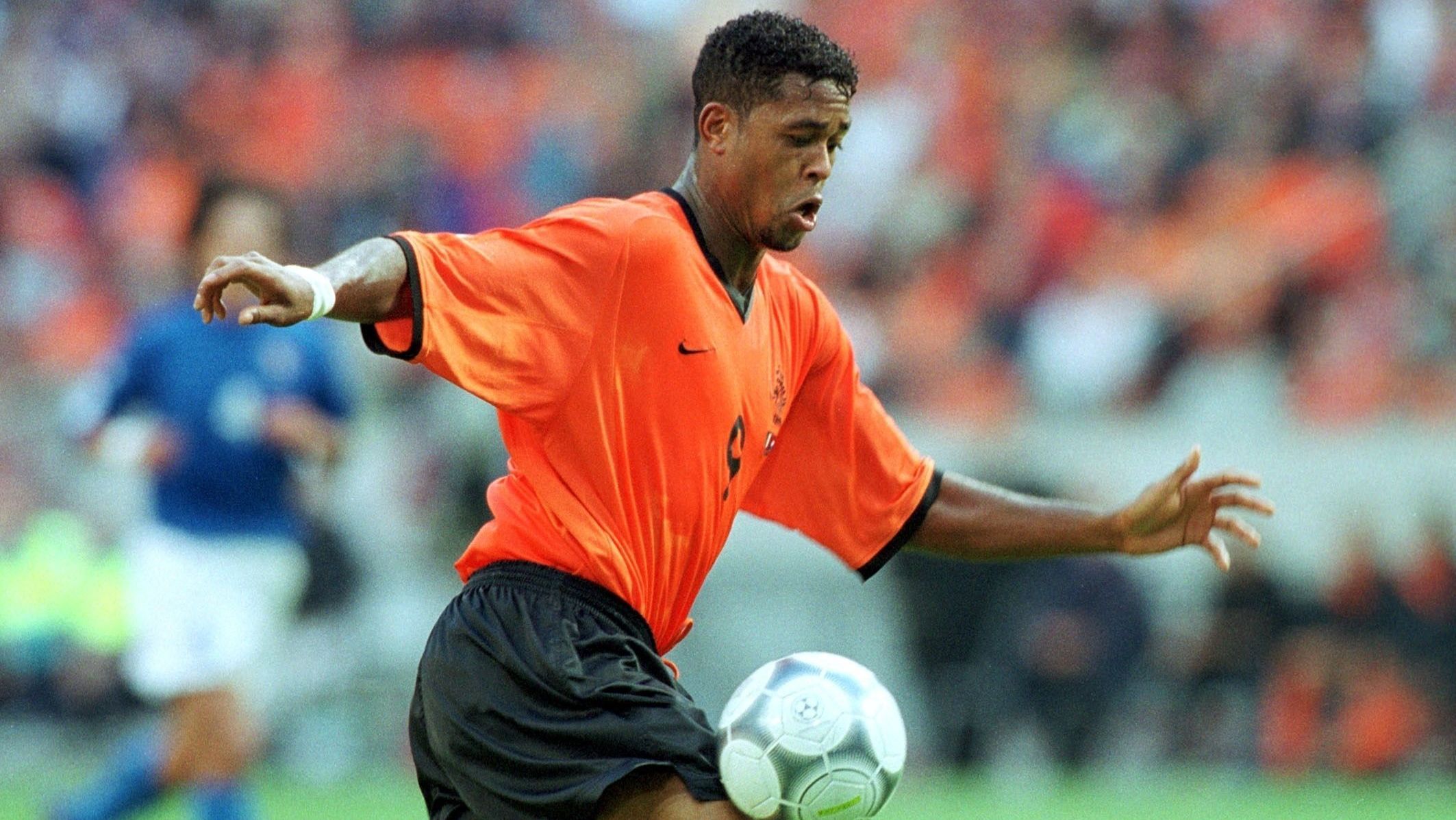 Kluivert nasceu no Suriname, mas fez sucesso na Holanda • Foto: Uwe Kraft/ullstein bild via Getty Images