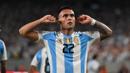 Lautaro Martínez comemora o gol da vitória sobre o Chile na Copa América