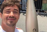 Paris 2024: piloto da Fórmula 1 carrega tocha olímpica pelas ruas de Mônaco