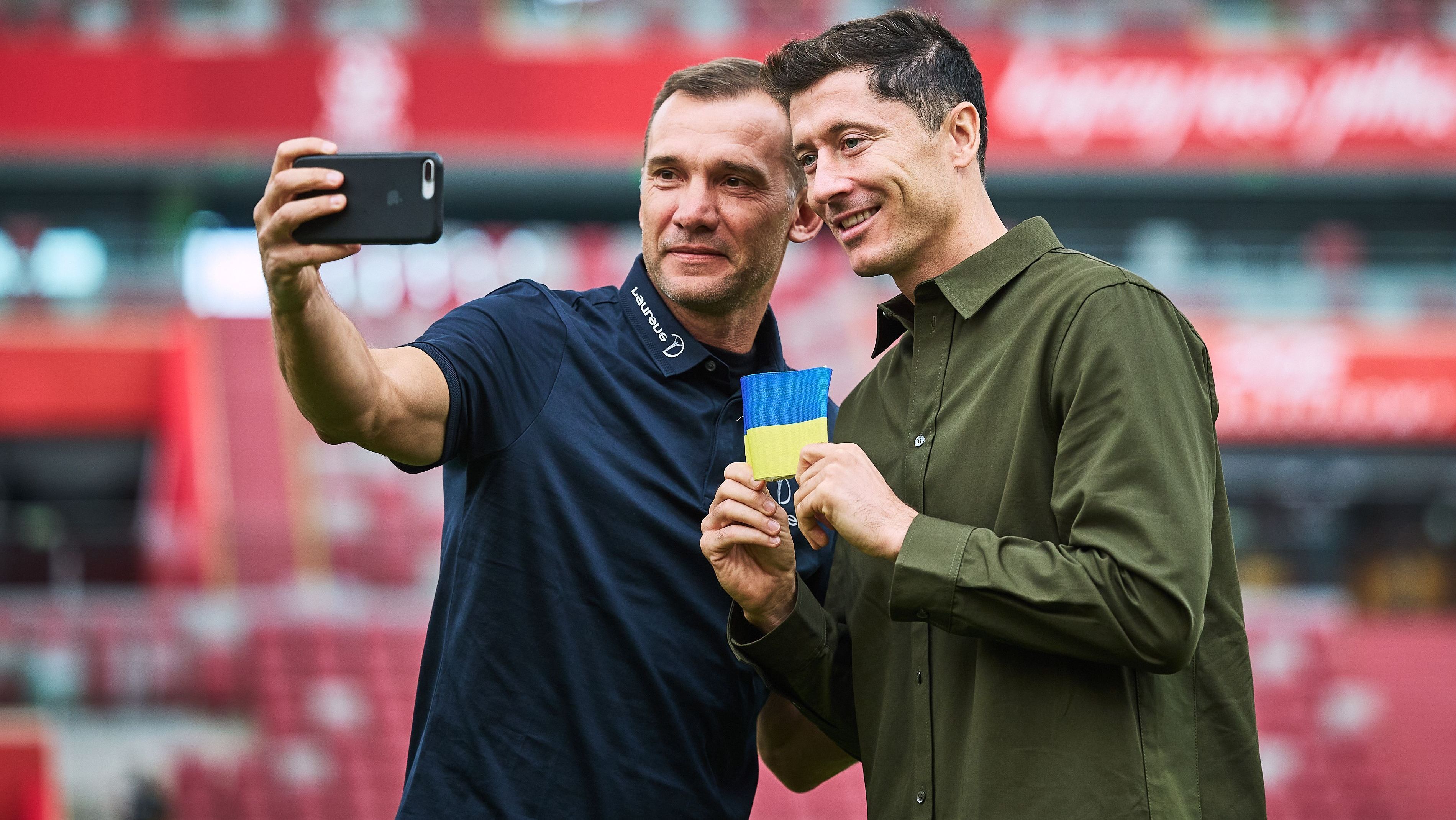 Capitão da Polônia, Robert Lewandowski recebe faixa do ídolo ucraniano Andriy Shevchenko antes da Copa do Mundo do Catar, em 2022