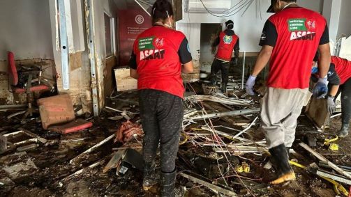 Funcionários fazem limpeza de CT do Internacional