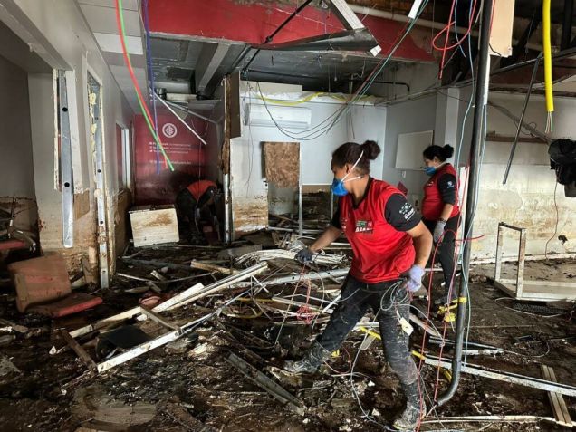 Funcionários fazem limpeza de CT do Internacional / Daniel Marenco/Inter