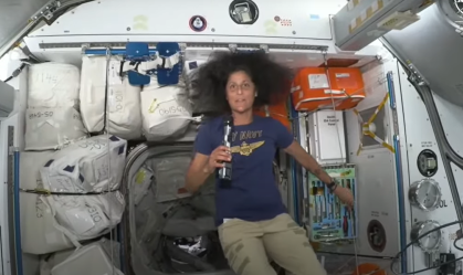 No vídeo Suni Williams faz um relato dos testes que os astronautas fizeram nos primeiros dias no espaço