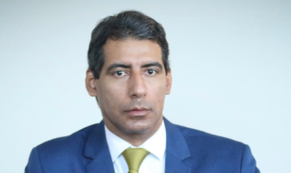 Lobão veste terno azul, gravata verde e camiseta branca