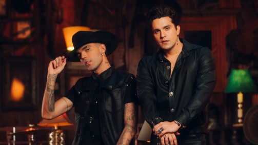 A faixa une os mundos dos dois cantores: o sertanejo pop romântico de Luan Santana com o agronejo de Luan Pereira