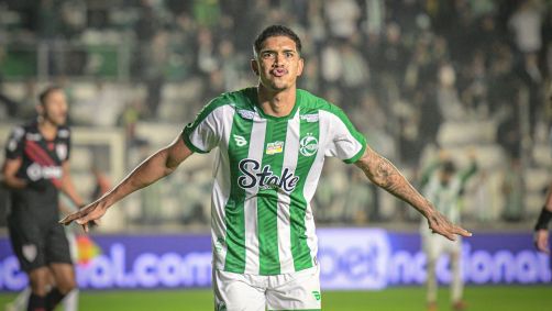 Lucas Barbosa comemora gol sobre o Atlético-GO no Brasileirão