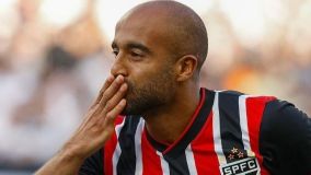 Lucas Moura comemora seu gol no Majestoso