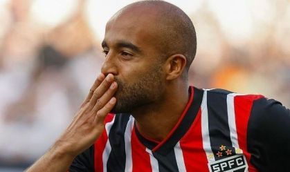 Lucas Moura comemora seu gol no Majestoso