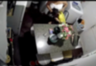 Madrasta gravada agredindo enteada em Manaus é procurada pela polícia