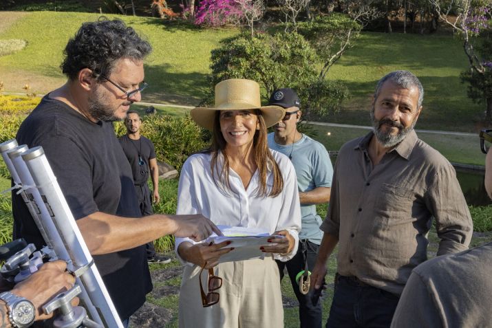 Gustavo Fernández dirige Malu Mader e Marcos Palmeira nos bastidores de gravação de Renascer / Globo/Fábio Rocha