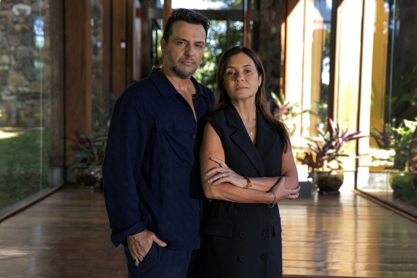 Mércia (Adriana Esteves) e Molina (Rodrigo Lombardi) estão no elenco de "Mania de Você" / Globo / Manoella Mello