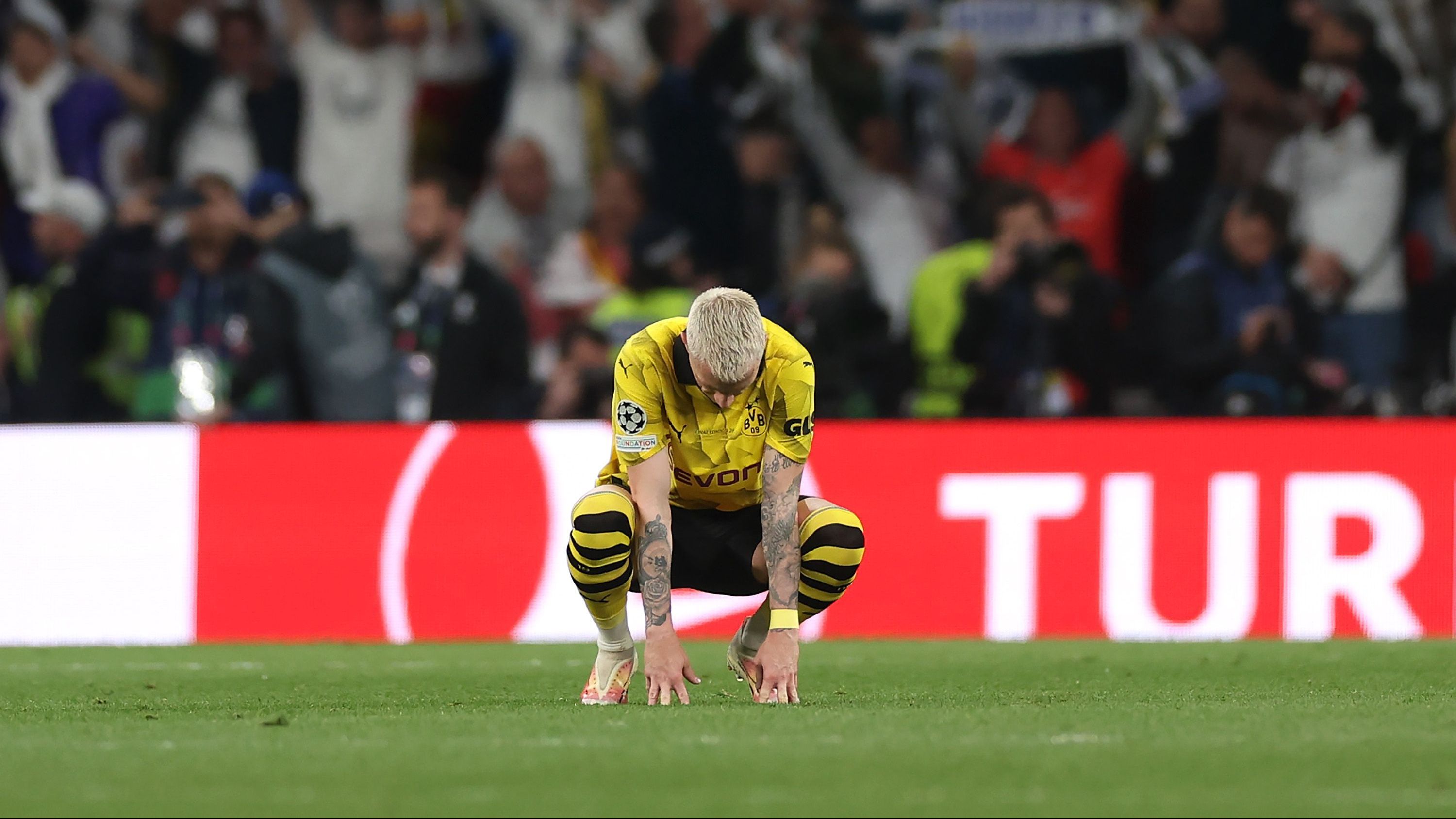 Marco Reus cai no gramado após a final da Champions League