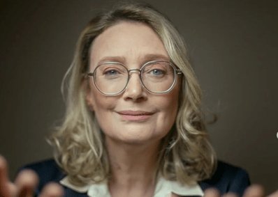 Maria do Rosário é branca, loira, veste terno azul e camiseta branca