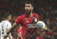 Vitória faz consulta pelo atacante Gonzalo Mastriani, do Athletico-PR