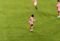 Filho de Messi viraliza ao jogar futebol americano; veja o vídeo