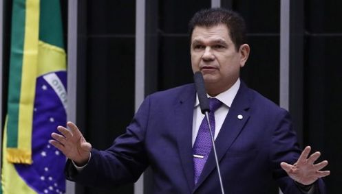 "Estou em Brasília desde domingo e acredito que a sessão será aberta até o início da noite”, disse Benevides à CNN