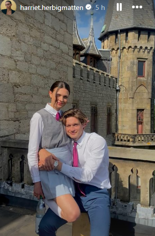 Harriet Herbig-Matten e Damian Hardung nas gravações da segunda temporada de "Maxton Hall" / Reprodução/Instagram