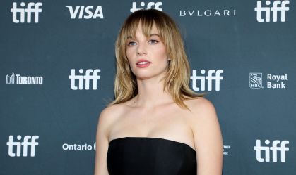Maya Hawke assume se beneficiar de nepotismo: "Estou confortável"