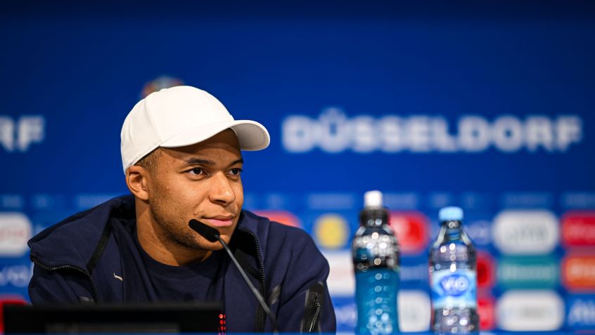 Mbappé em entrevista coletiva prévia à estreia na Eurocopa, contra a Áustria / Frederic Scheidemann - UEFA/UEFA via Getty Images