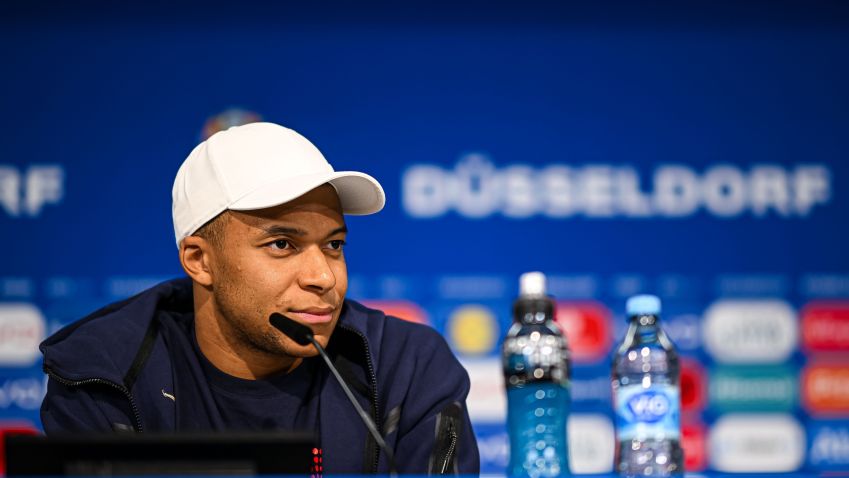 Mbappé em entrevista coletiva prévia à estreia na Eurocopa, contra a Áustria / Frederic Scheidemann - UEFA/UEFA via Getty Images