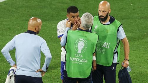 Mbappé é atendido por médicos franceses após fraturar o nariz na estreia da Euro