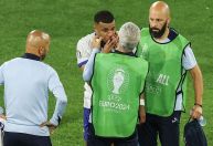 Após fraturar nariz, Mbappé vai jogar de máscara na Euro, confirma federação
