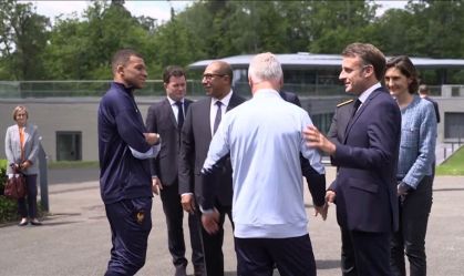 Mbappé e Macron em encontro no treino da seleção da França