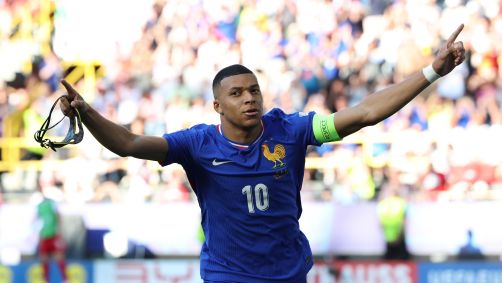 Mbappé comemora de máscara o gol contra a Polônia