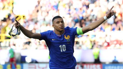 Mbappé comemora de máscara o gol contra a Polônia