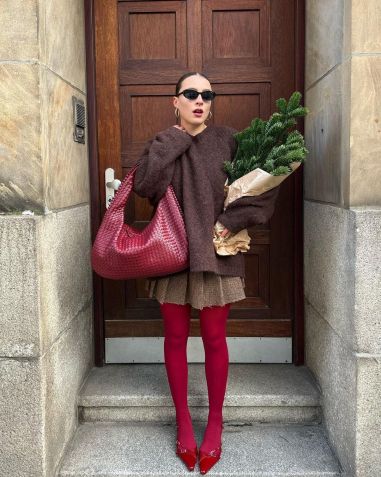 Meia-calça colorida em looks de inverno / Instagram/Lara
