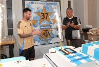 Messi celebra aniversário e torcedores da Argentina ganham bolo