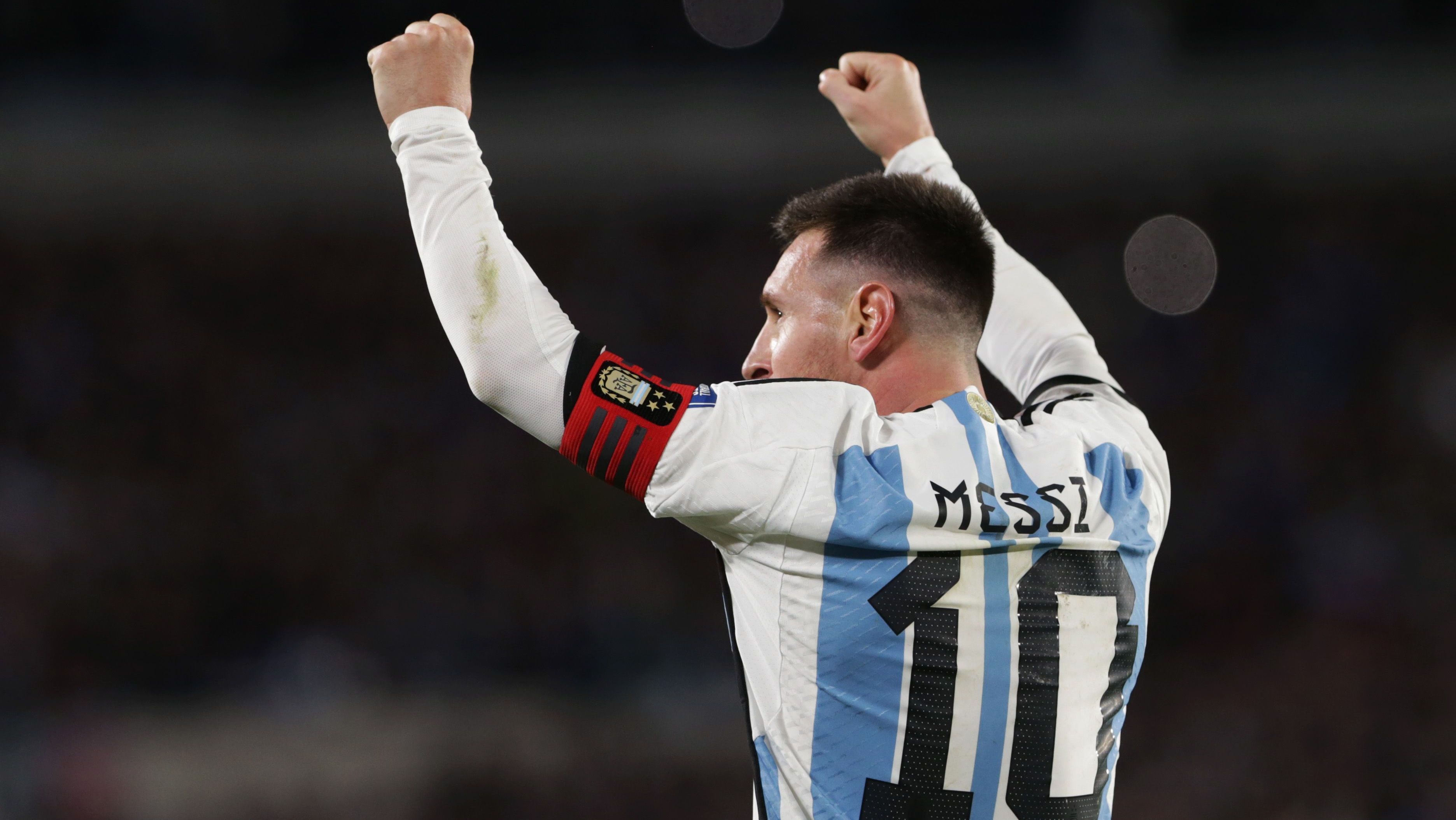 Messi comemora após marcar contra o Equador nas Eliminatórias