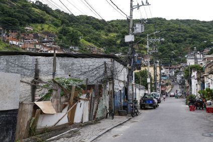 Rua localizada em favela no Rio de Janeiro