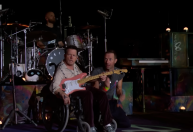 Com Parkinson, Michael J. Fox toca guitarra com Coldplay no Glastonbury