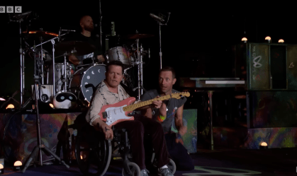 Michael J. Fox celebra apresentação "alucinante" em Glastonbury com Coldplay