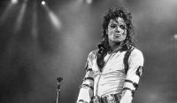 Michael Jackson conquista álbum nº 1 no Reino Unido após estreia de filme