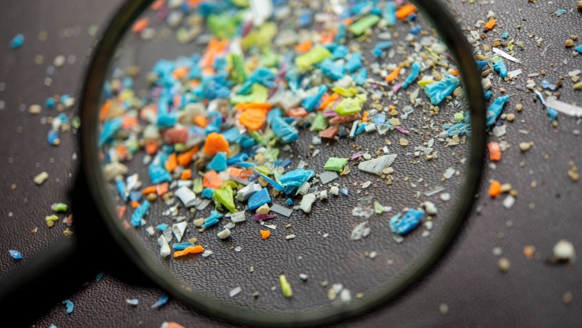 Os microplásticos são fragmentos de plástico que podem variar de 1 micrômetro até 5 milímetros; devido à poluição e descarte inadequado de lixo, eles podem contaminar os alimentos e a água, podendo chegar ao organismo humano • Svetlozar Hristov/GettyImages