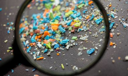 Microplásticos fortalecem bactérias resistentes a antibióticos, diz estudo
