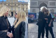 Monique Evans faz viagem pela Europa com a esposa e se emociona; veja fotos