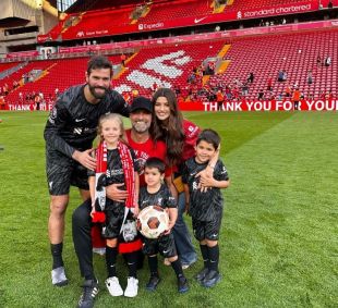 Natália, Alisson e seus filhos na despedida do técnico Klopp do Liverpool