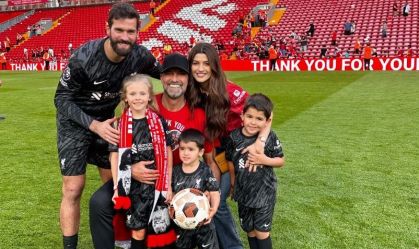 Natália, Alisson e seus filhos na despedida do técnico Klopp do Liverpool