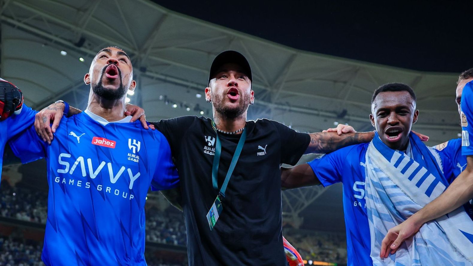 Neymar comemora o título do Al-Hilal na Copa do Rei Saudita
